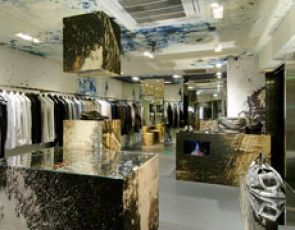 Raf Simons – instalacja w Tokio
